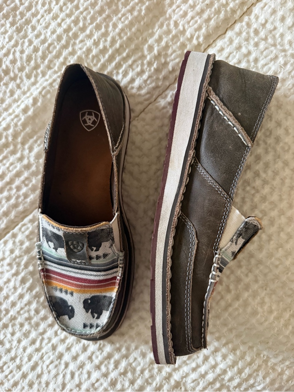 Ariat cruisers with bison/buffalo - Picture 3 of 5